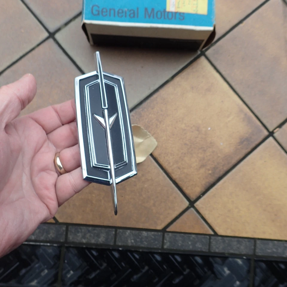 1970-72 Oldsmobile Delta 88 header panel emblem, NOS! 410575 - Image 2 of 4