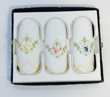 Set Of 3 Vintage Embroidered Hankerchiefs Hankies White Cotton in Box