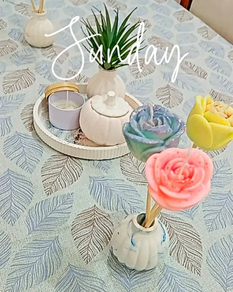 3 rosas de cera perfumadas en azul, amarillo y rosa con molde de yeso Foto 2 de 4