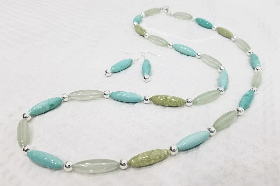 Juego de collar y pendientes pastel aguamarina y oliva con cuentas de cerámica ovaladas tono plata Foto 3 de 4