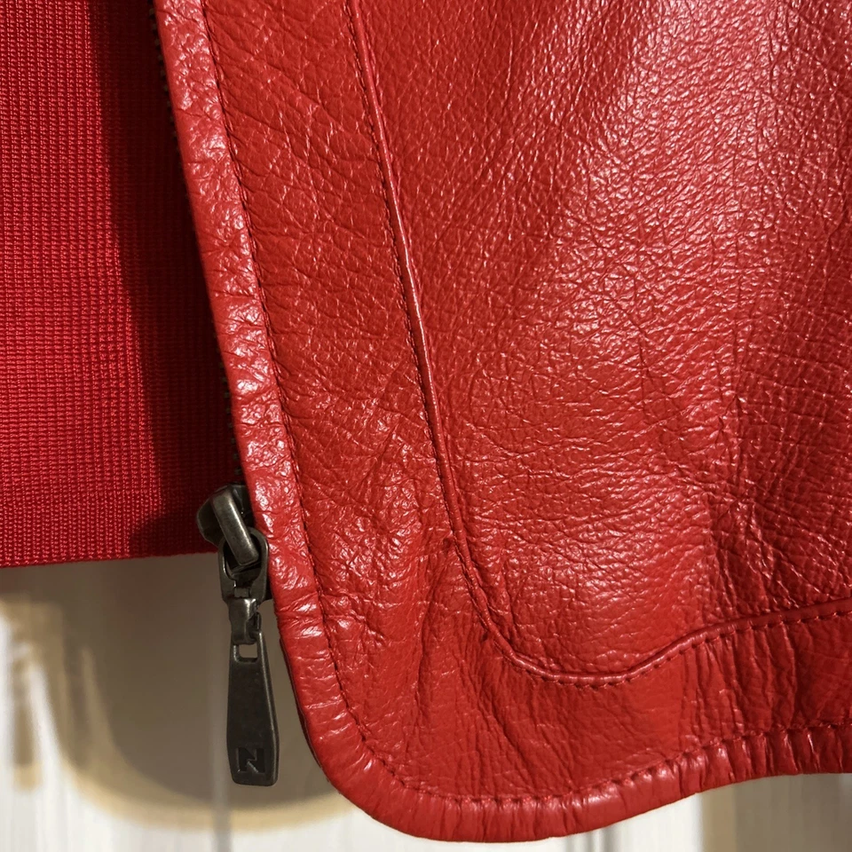 Chaqueta roja Peter Nygard de cuero y punto con cremallera acento flores y estrás talla L Foto 4 de 4