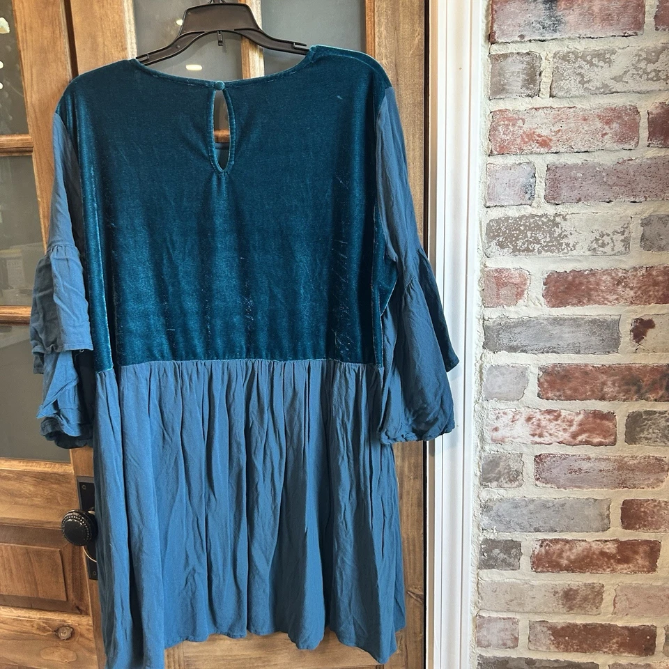 Vestido Umgee XL Terciopelo Verde Azulado Floral Bordado Babydoll Mariposa Media Manga Foto 3 de 4