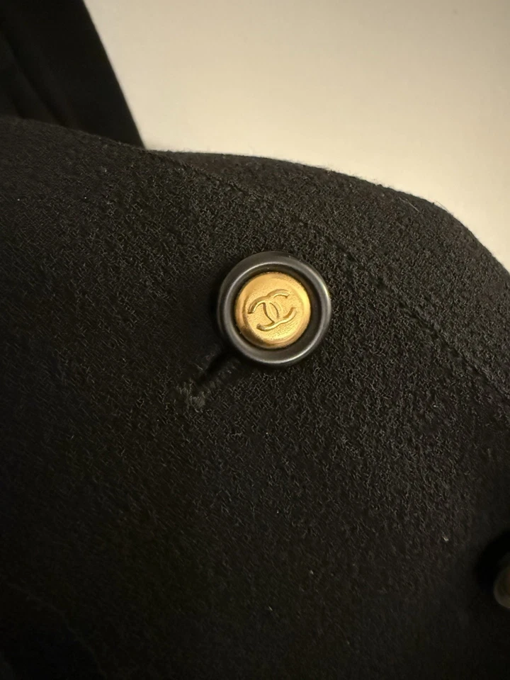 Chaqueta De Colección Años 90 CHANEL Doble Pecho Logo CC Botón en Negro Foto 4 de 4
