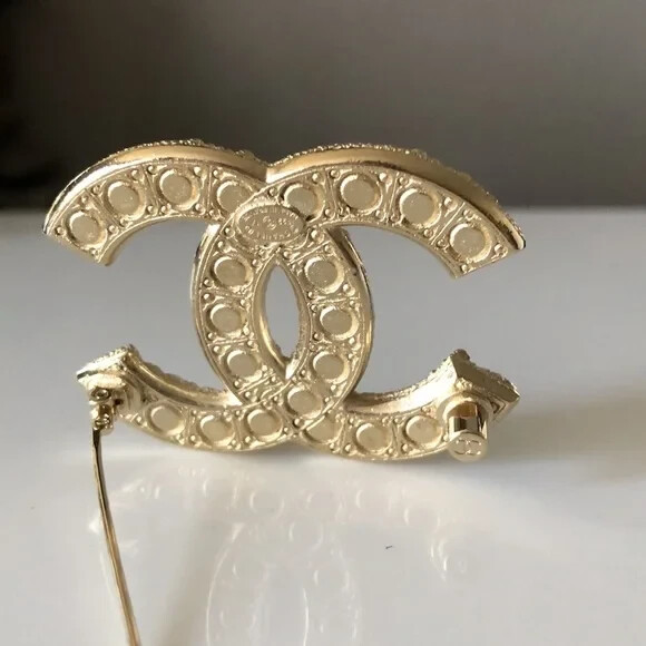 NEW Chanel CC Brooch with faux pearls | eBay