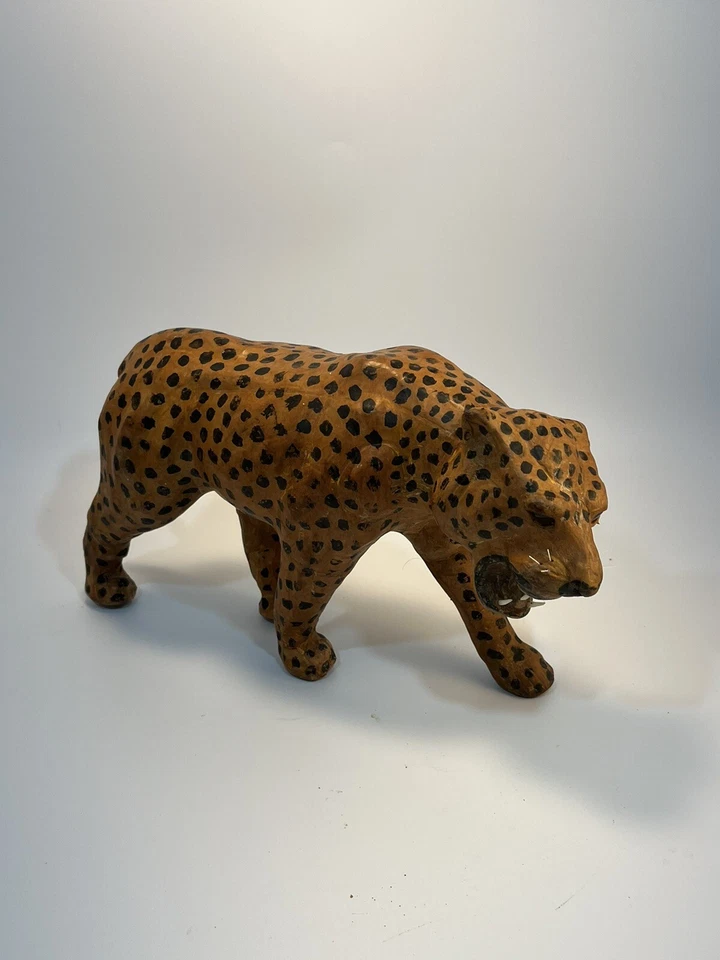 Figura hecha a mano vintage de 12 pulgadas con estatua envuelta en cuero de leopardo de guepardo de leopardo Foto 3 de 4