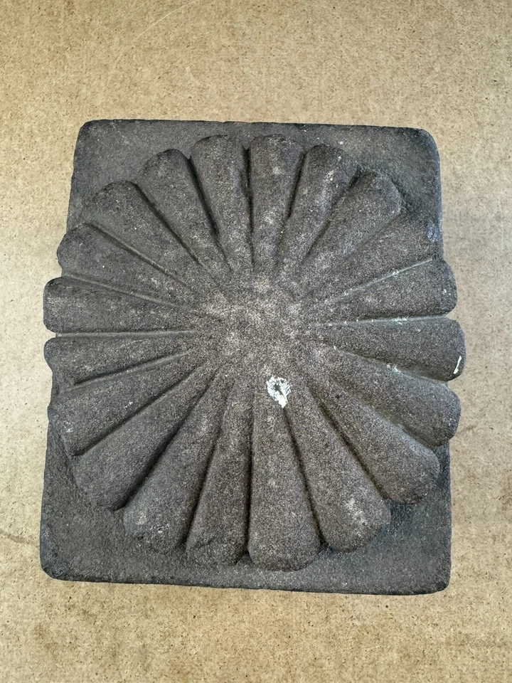 Antigua base de altar de piedra tallada a mano con diseño de loto - 5,9 libras Foto 3 de 4