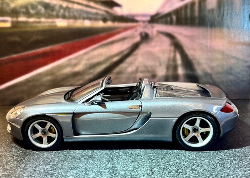 Porsche Carrera GT Cabrio 1:18 Maisto gris metálico - excelente estado - Imagen 8 de 23