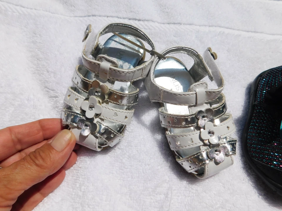 Lote Sandalias Plateadas Blancas No Listadas Flor George Sparkle Mary Janes Talla 2 Niño Pequeño Foto 2 de 4