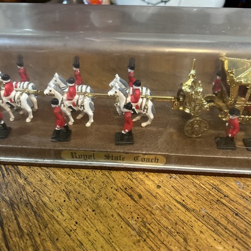 CRESCENT TOYS VINTAGE Display Case DIECAST SILVER JUBILEE ROYAL STATE COACH - Picture 3 of 15