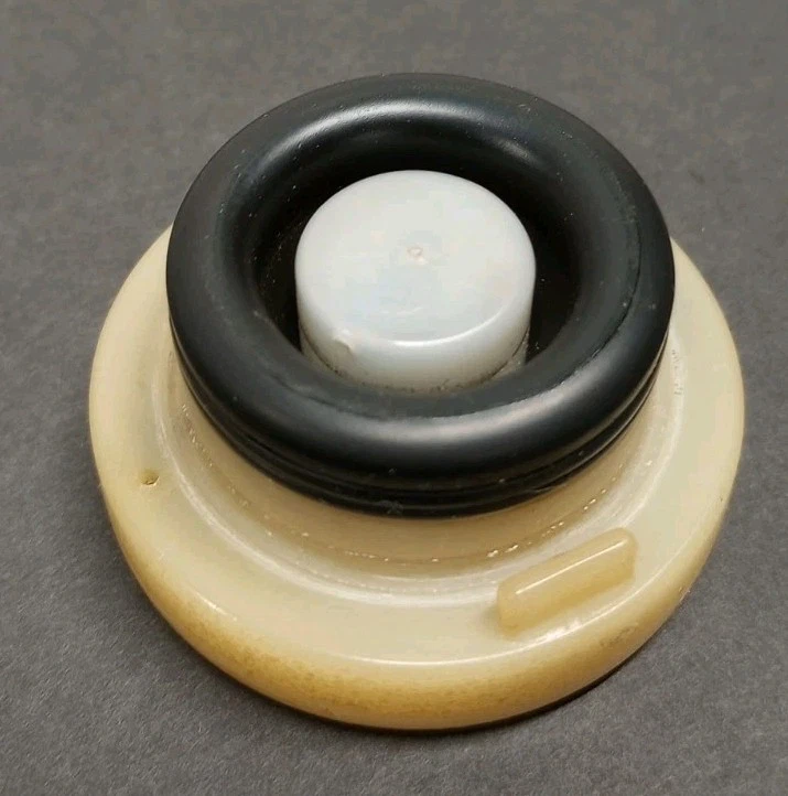 1973 DATSUN 620 PICKUP OEM MASTER CYLINDER CAP NABCO JAPAN - Image 2 of 4