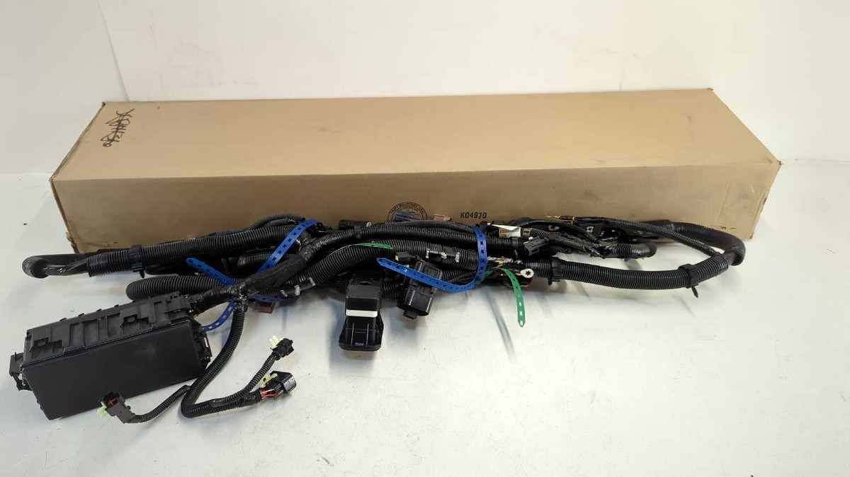 New OEM Ford Front Engine Wiring Fuse Box 2003-2007 Crown