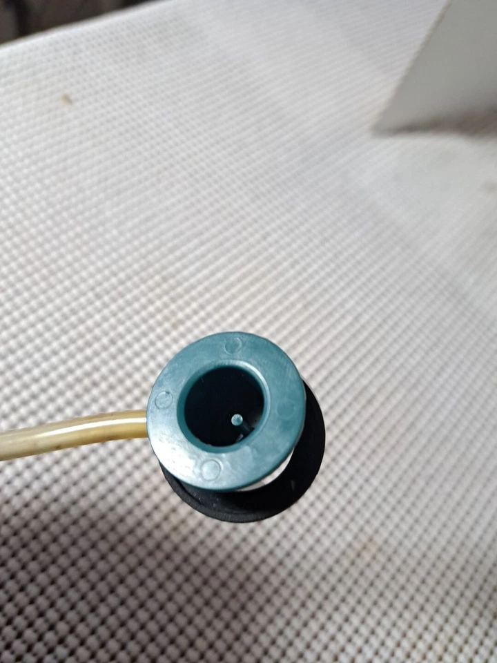 Clip frontal para botella de agua/jabón Bissell Little Green y accesorio de drenaje, modelo 1720-1  Foto 3 de 4