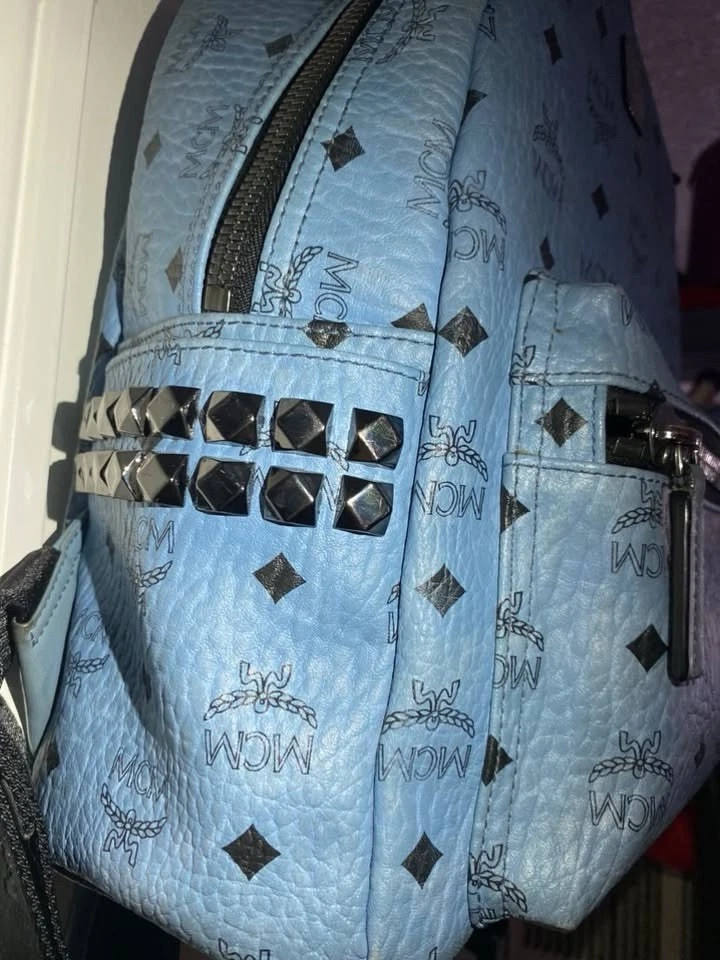 Mochila MCM con tachuelas laterales azules en Visetos Foto 2 de 4