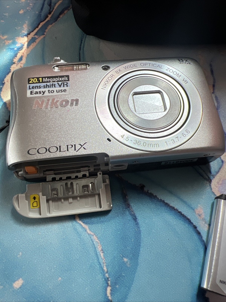 Nikon COOLPIX S4000 12MP Digital Camera Silver w Case Nikon COOLPIX S4000 12MP Digital Camera Silver w Case