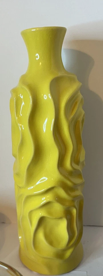 Jarrón cilíndrico redondo de cerámica Urban Trends lados arrugados amarillo brillante Foto 2 de 4