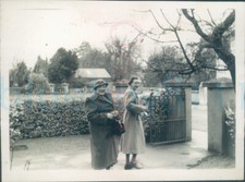 1951 Eileen Tulloch & Joan Mayne Dublin at Easter 4x3