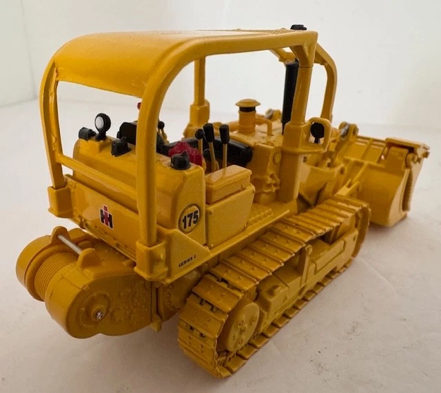 1:50 International Harvester 175 Demilition Bucket Loader With Winch 50-3072 - Image 3 of 4