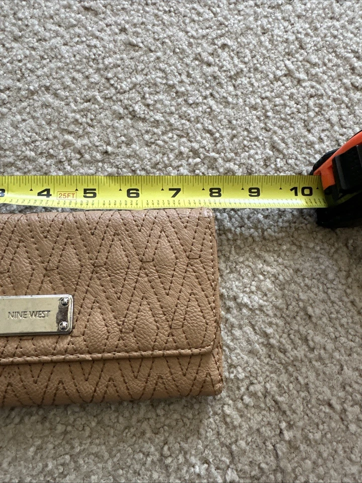 Cartera marrón acolchada con patrón de diamantes Nine West Foto 4 de 4