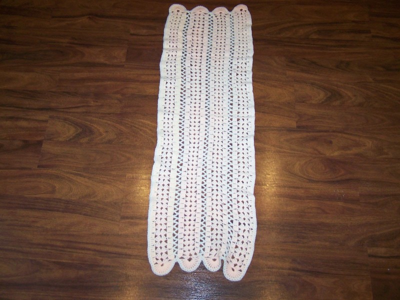 VTG PINK AND WHITE CROCHETED YARN TABLE RUNNER DOILY 42 IN. X 13 IN. EUC