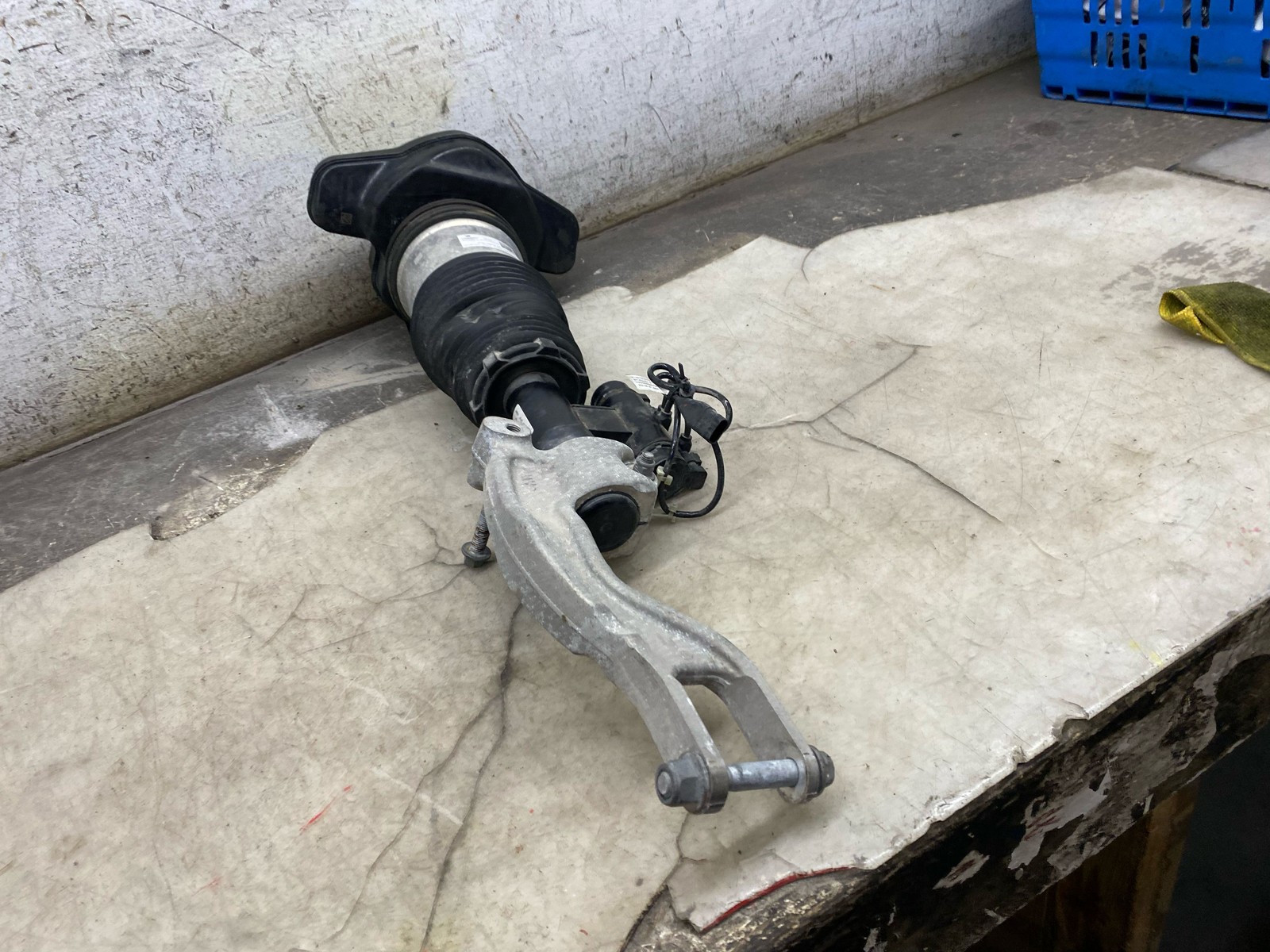 2020-2024 ASTON MARTIN DBX OEM FRONT LEFT AIR SHOCK ABSORBER MY83-18B037-AA