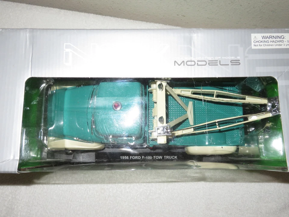 1956 FORD F-100 TOW TRUCK WRECKER  WELLY 1:18  OPENING HOOD DOORS. TOW BAR MOVES - Image 4 of 4