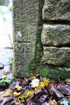 Foto 6x4 Benchmark auf Torpfosten von ''Small Acres'' Charlbury Ordnance Surve c2014