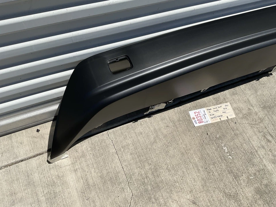 Toyota Prius Prime 2017 2022 parachoques trasero cenefa inferior OEM 52453 47030 Foto 2 de 4