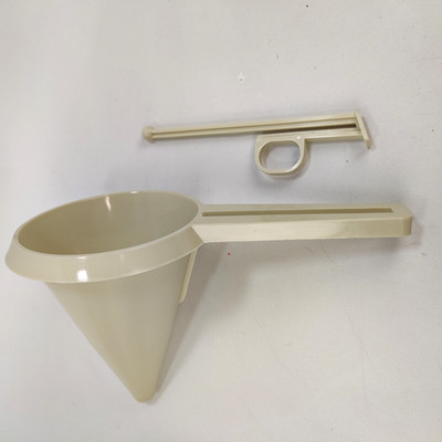 Wilton Easy Pour Funnel w/ Trigger-Action Stopper / Perfect for Candy Molds