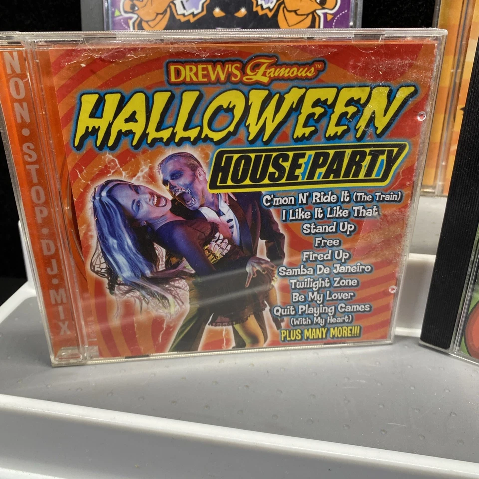 LOT OF 6 Halloween CDs - HALLOWEEN FUN!!!! Spooky ! Goth Treasure Foto 2 de 4