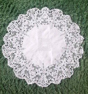 Tischdecke mit breitem Klöppelspitzenrand Handarbeit 80cm Durchmesser