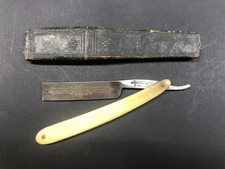  WADE  BUTCHER  Razor, Sheffield with Original Box  M3048 