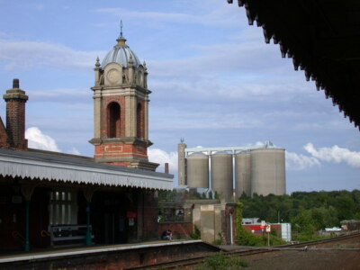 Foto 6x4 Begrabene Türme Bury St Edmunds Ein Kontrast zwischen der verzierten Stati c2008