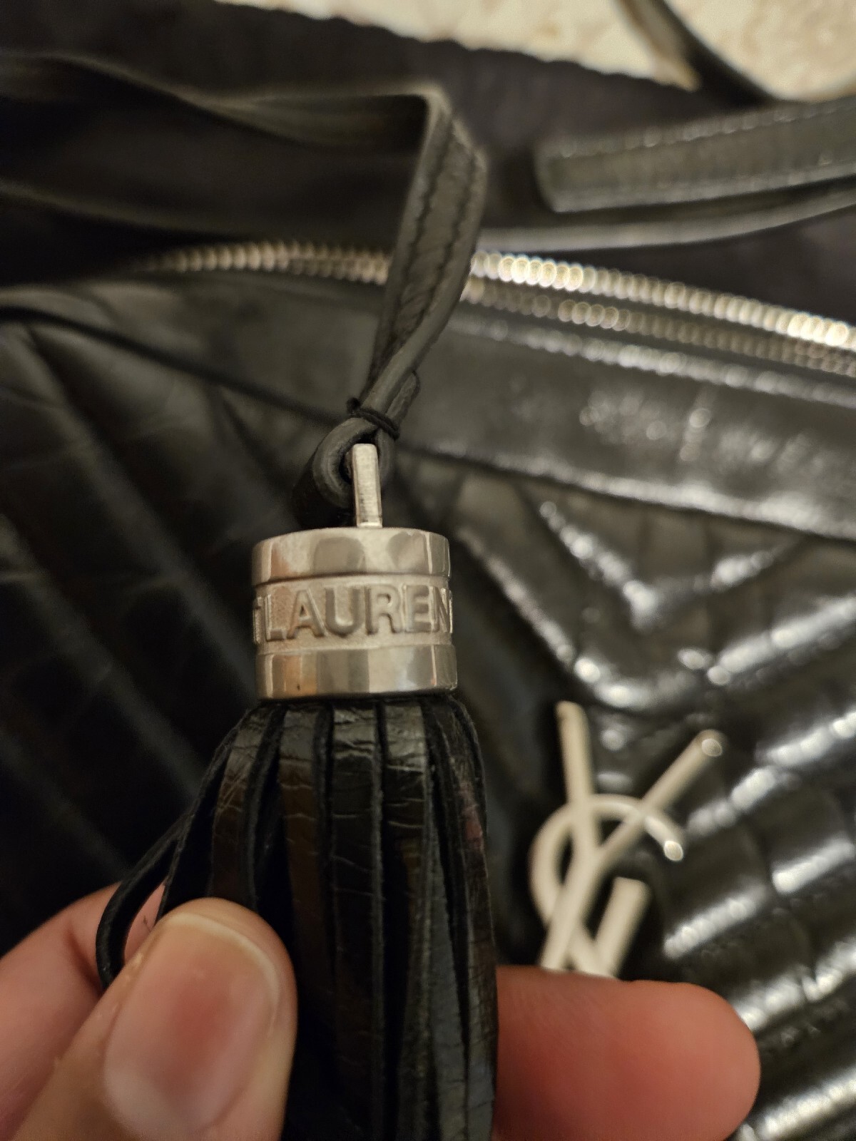 A tracolla Saint Laurent Lou argento ferramenta pelle nera