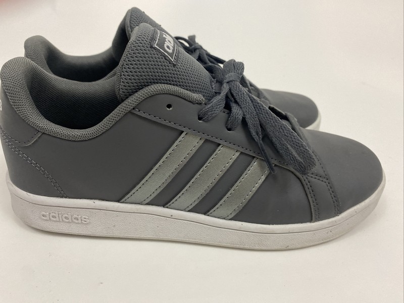 Boys Adidas Sneaks Size 5 EUC