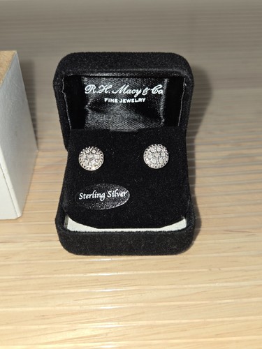 NIB Macy’s Bridge Diamond Cluster Stud Earrings 1/10 CTTW NWT'S - Picture 4 of 11