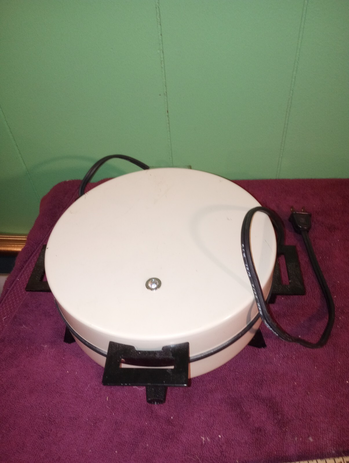 Waffler Waffle Belgian Waffle Maker Model VSK 46032 Montgomery Ward-image