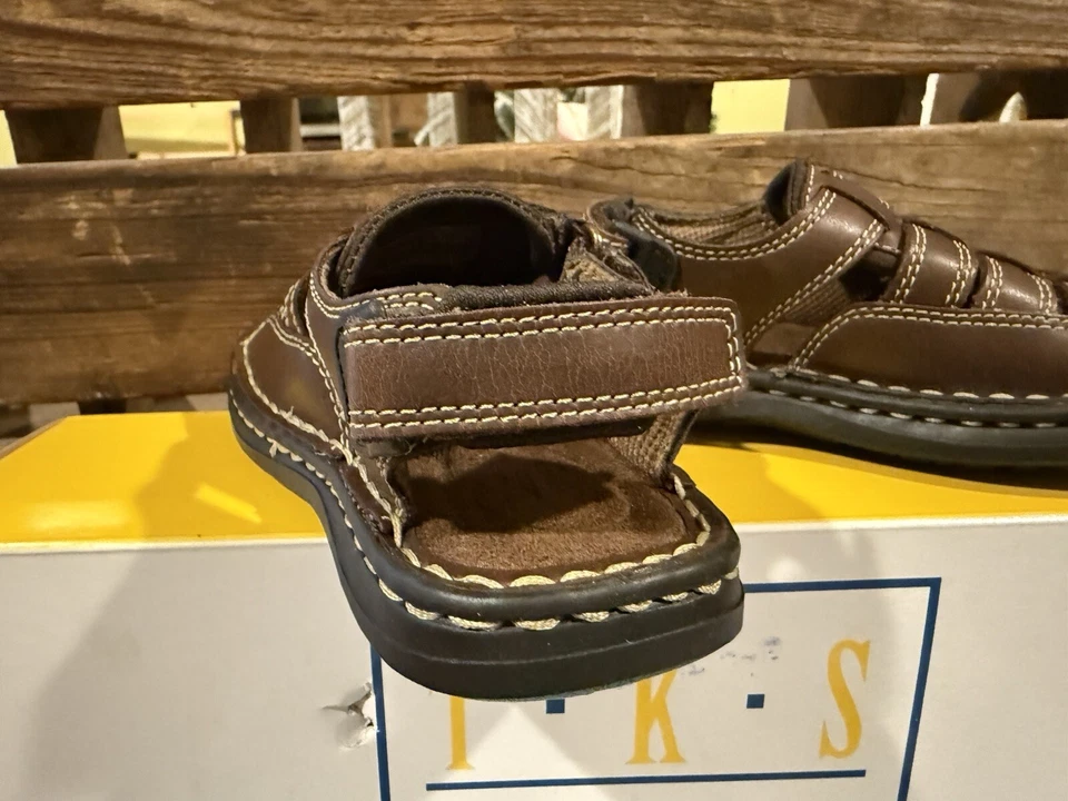 Sandalias TKS marrón para niños pequeños talla 8 medianas nunca usadas Foto 2 de 4