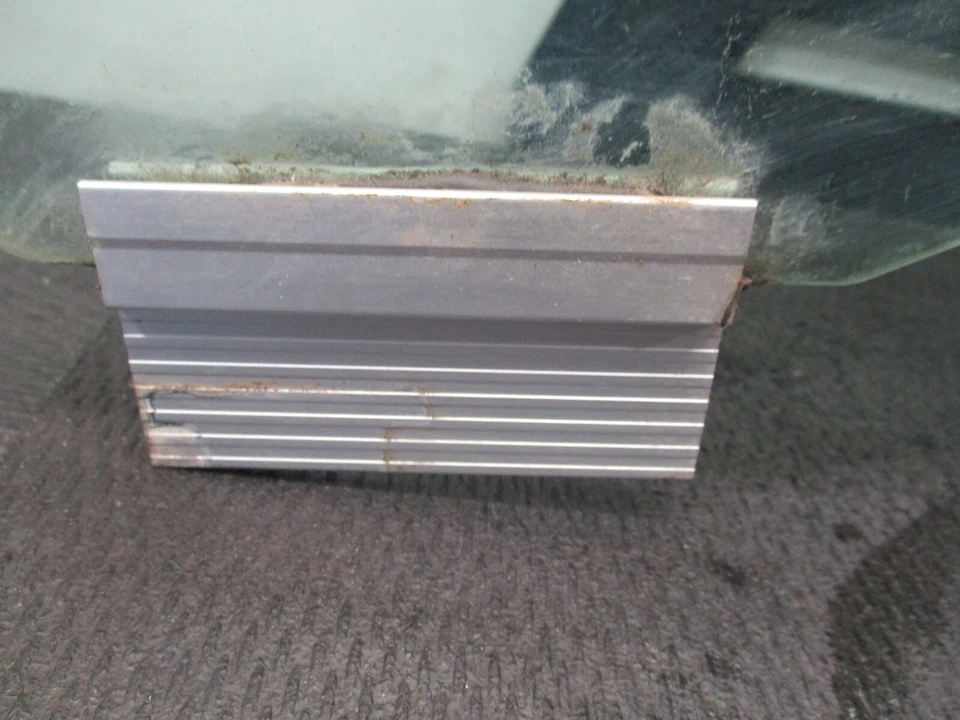 Jaguar XJ8-L 2006 - puerta trasera izquierda del conductor - ventana de vidrio (solo distancia entre ejes larga) Foto 3 de 4