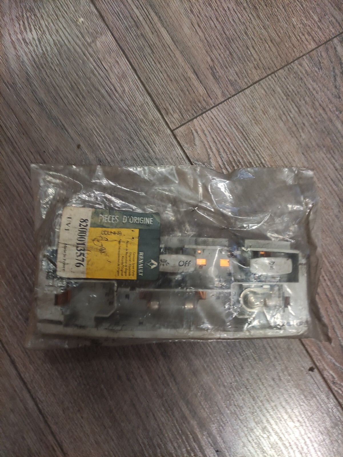 Plafonnier Laguna 2 avec interrupteur fluide 8200013576 neuf