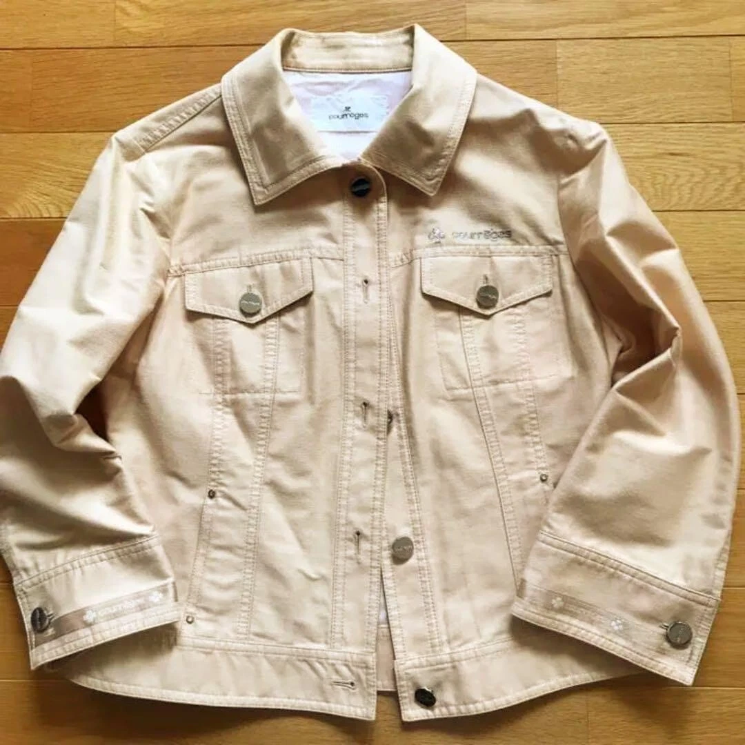 Beige jacket shop with jeans