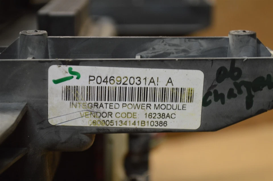 Chrysler 300 Dodge Charger 2006 caja de relé de fusibles módulo 04692031AI 617-23A1 Foto 2 de 4