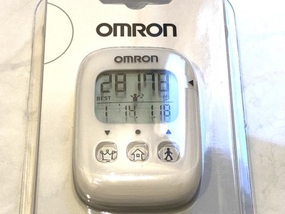 OMRON Schrittzähler weiß HJ-325-W mit Fallschutzgurt und Clip für Gurt