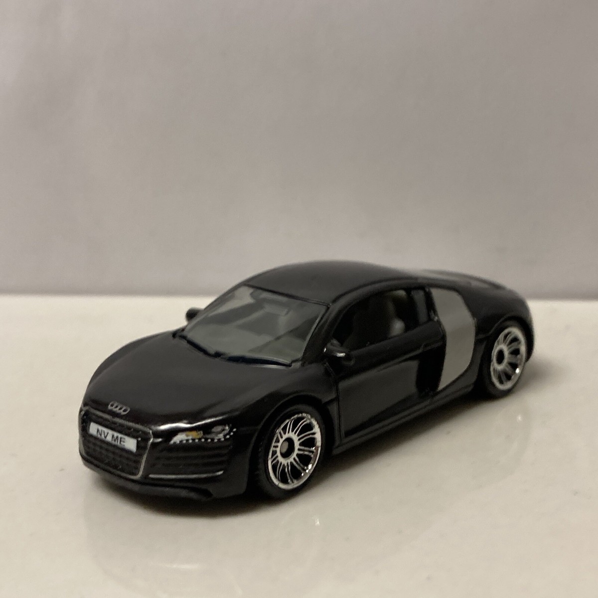 2007 07 Audi R8 V10 Collectible 1/64 Scale Diecast Diorama Model