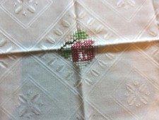 Tischdecke wertige Hardangerhandarbeit bestickt 88×88 mit  gehäkelter Spitze 