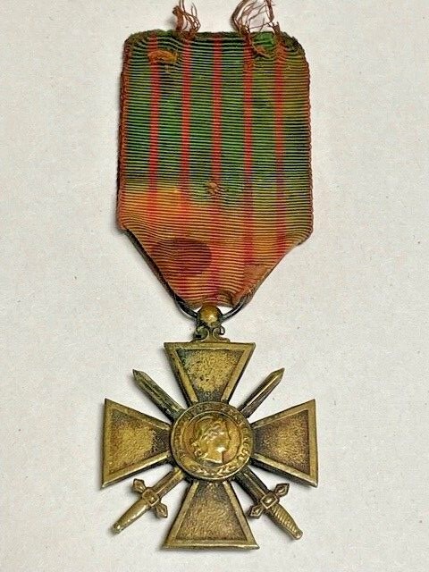 French World War I: Republique Francaise Service Medal Pin 1914