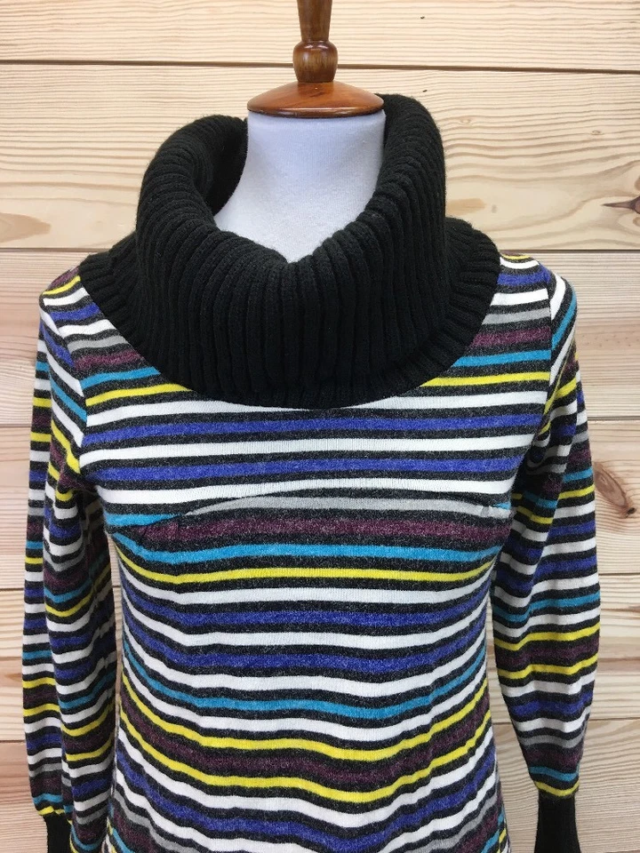 Vestido Suéter Hazel Pequeño Cuello Tortuga Manga Larga Volantes Dobladillo Rayas Colorido B20 Foto 2 de 4