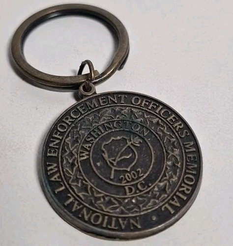 NATIONAL LAW ENFORCEMENT Officers Memorial Washington D.C. Keychain Dated 2002 - 第 1/2 張圖片