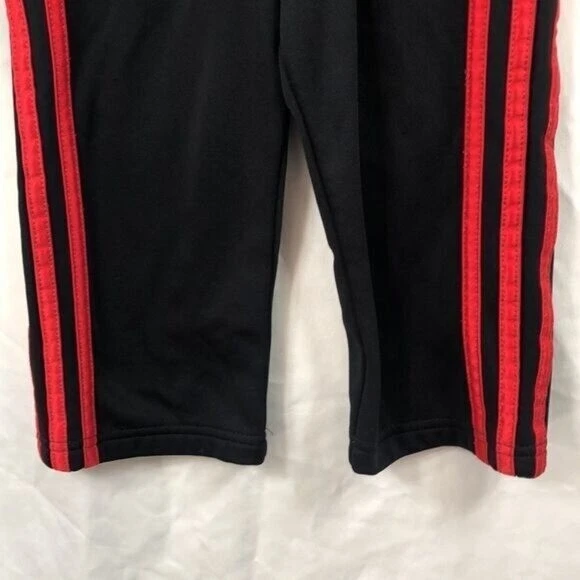 Pantalones deportivos Adidas para niños pequeños negros rojos 3 rayas Foto 3 de 4