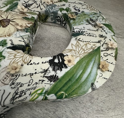 Lettre monogramme "P" art mural, découpage fleurs, plantes, crème et verts 9" - Photo 2/11