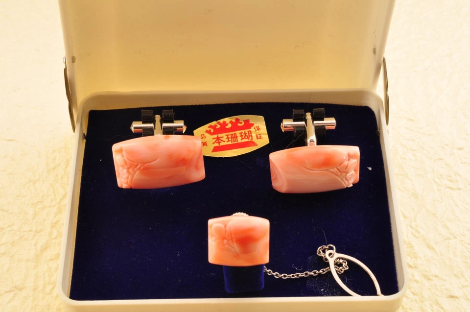 Gemelos de coral rosa con certificación (total 87,5 quilates) tallados en flor de cerezo caja Foto 2 de 4